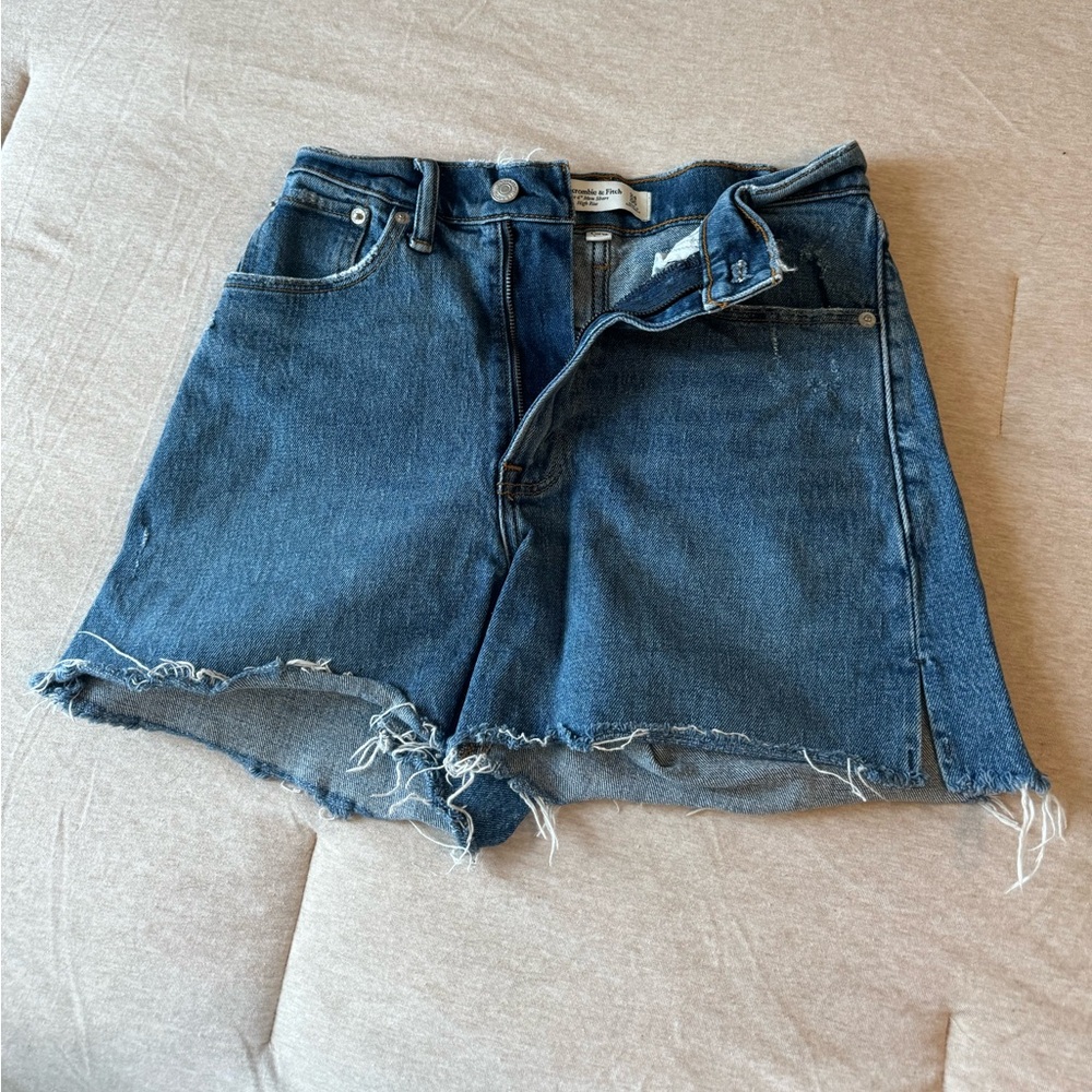 Abercrombie 4” mom Jean short high rise